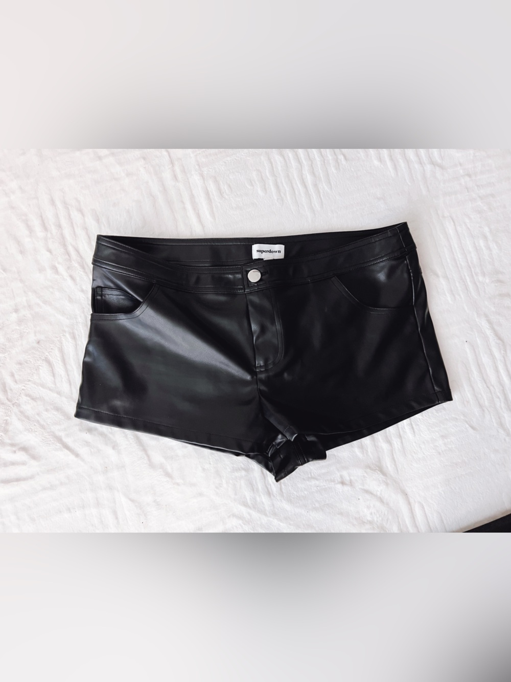 SUPERDOWN REVOLVE FAUX LEATHER SHORTS SZ M